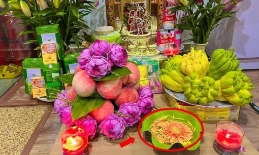 Bàn thờ Thần Tài có một bát nước thả hoa để làm gì? 