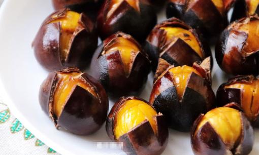 Cách làm hạt dẻ tẩm đường rất đơn giản, chỉ cần dùng nồi cơm điện làm là hạt dẻ nở đều, ngọt và dẻo