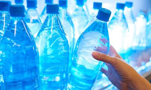 Nước đun sôi, nước khoáng hay nước đóng chai tinh khiết tốt nhất cho sức khỏe? Câu trả lời khiến tôi bất ngờ 