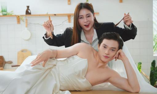 'Chị Google' Việt Phương Thoa tung ảnh cưới độc lạ, nhìn là biết ai 'kèo trên' 