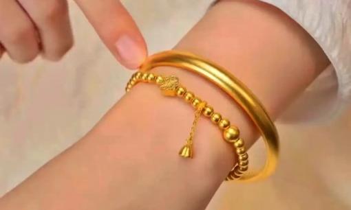 Vòng tay nữ nên đeo tay nào? Bên trái hay bên phải? Hãy xem rõ ràng trước khi quyết định nhé!