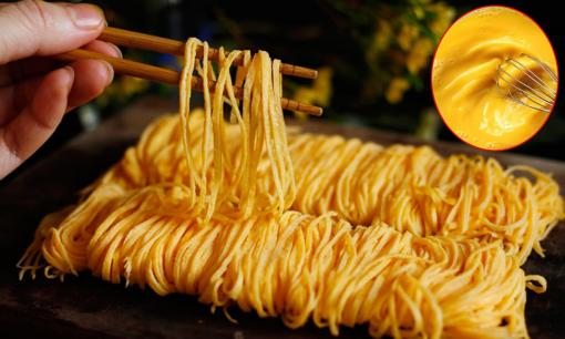 Trứng rán trong tô bún thang mỏng mịn như tơ lụa, hóa ra đầu bếp làm cách này 