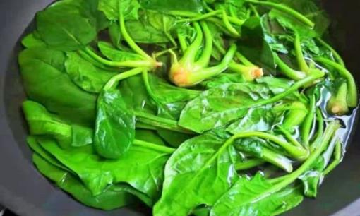 Khi xào rau chân vịt, nhiều người bỏ qua bước này, chẳng trách xào xong chưa được bao lâu đã đen