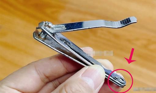 Hôm nay tôi mới phát hiện ra rằng “lỗ tròn nhỏ” ở dưới cùng của chiếc bấm móng tay ẩn chứa những chức năng mạnh mẽ. Hãy xem thử