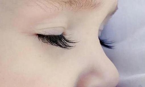 Có một căn bệnh gọi là “trẻ con quá xinh đẹp”, mỏng manh như “búp bê” cũng không phải là điều tốt