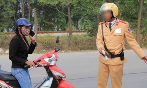 Đang lái xe mà sử dụng điện thoại sẽ bị phạt bao nhiêu tiền?