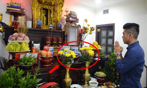 Gia chủ tuổi này dâng hoa lên bàn thờ mùng 1/10 âm lịch số chẵn mới may mắn, đó là tuổi nào?