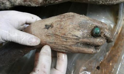 Thi thể nữ thời nhà Minh được khai quật, tay vẫn đeo nhẫn ngọc lục bảo, chuyên gia sau khi cởi bỏ trang phục: 'Đây là một mỹ nhân'