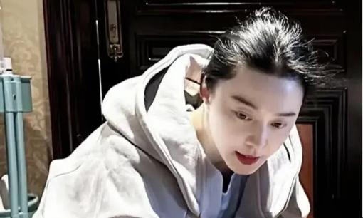 Phạm Băng Băng 43 tuổi khoe cuộc sống trong biệt thự hơn 175 tỷ, cô trông trẻ trung như thiếu nữ khi không trang điểm