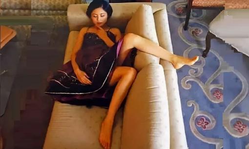 Trần Hồng chụp ảnh tại nhà Trần Khải Ca hơn 20 năm trước, cách cô nằm trên ghế sofa cho thấy vẻ đẹp của đệ nhất mỹ nhân