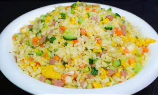 Khi làm cơm chiên trứng nên cho trứng hay cơm trước? Đầu bếp chỉ cho bạn cách chính xác