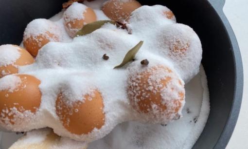 Cách luộc trứng không tốn 1 giọt nước, để cả tháng không hỏng