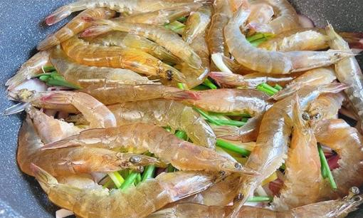 Khi làm tôm luộc, đừng luộc trực tiếp trong nồi, để tôi dạy bạn một mẹo nhé, thịt tôm sẽ tươi, mềm và không tanh