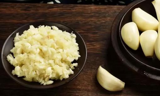 Người đàn ông 42 tuổi nhất quyết ăn tỏi sống mỗi ngày để diệt khuẩn và chống lại khối u, sau 3 tháng sức khỏe như thế nào? 