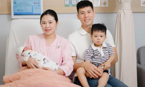 Cầu thủ Đình Trọng đăng ảnh đón con thứ hai, Mạc Hồng Quân chấm bao nhiêu điểm?