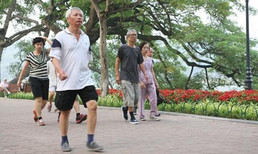 Đi bộ mà mắc 6 lỗi này 'bào mòn' sức khỏe khủng khiếp, càng đi càng yếu