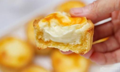 Không cần đánh bơ, bạn vẫn có thể làm bánh kem phô mai ngon tuyệt tại nhà, giòn ở bên ngoài và mềm mát ở bên trong