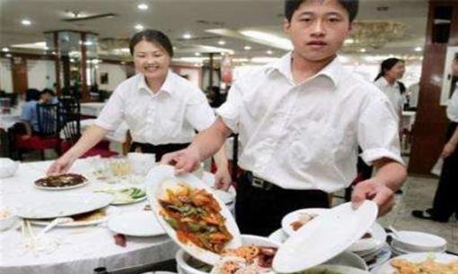 Nhà hàng mỗi ngày có rất nhiều 'thức ăn thừa', tại sao thà đổ đi cũng không cho người phục vụ ăn?