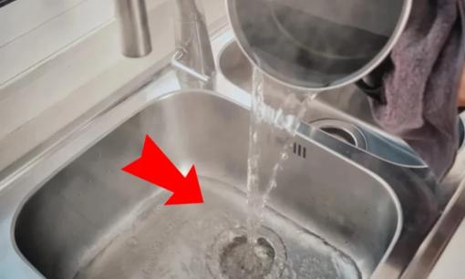 Đổ nước nóng xuống bồn rửa bát có nên hay không?