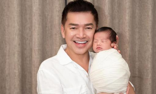 Quang Minh hạnh phúc vì 'không ngờ cuối đời lại có được thằng con trai', netizen chất vấn 'không nghĩ con gái nghe được buồn hả'