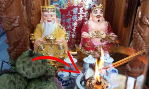 Nên thắp 1 hay 3 nén hương trên bàn thờ Thần Tài mới đúng?