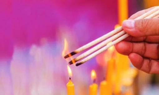 Tại sao phải thắp ba nén hương? Mỗi nén đại diện cho điều gì? 