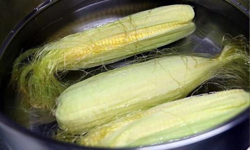 Bật mí bí quyết luộc ngô: Mất bao nhiêu phút để ngô đạt độ mềm dẻo và thơm? Hầu hết mọi người đều làm sai!