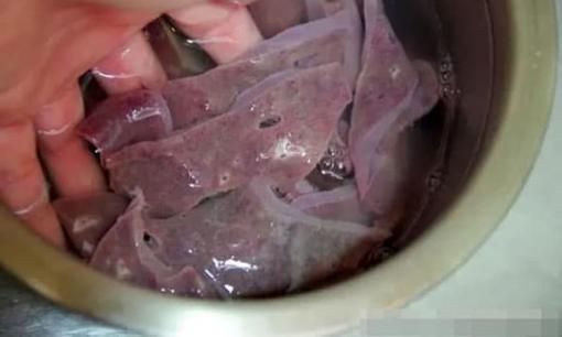 Điều cấm kỵ nhất là chỉ rửa gan lợn bằng nước, đầu bếp sẽ hướng dẫn bạn phương pháp đúng để gan mềm, thơm và không tanh