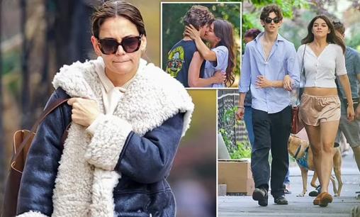 Katie Holmes buồn bã đi trên phố giữa lúc con gái Suri Cruise chia tay bạn trai Toby Cohen