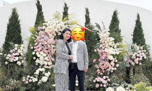 'Hoa khôi bóng chuyền' Kim Huệ đăng ảnh cùng bạn trai trong không gian tiệc cưới, phải chăng có tin vui?