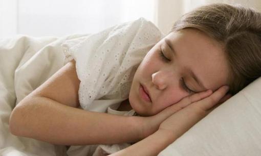 Đừng dậy sớm hơn thời gian này, con bạn có thể thấp hơn 10 cm. Bác sĩ nhi khoa: Hiệu quả sẽ thấy sau nửa năm