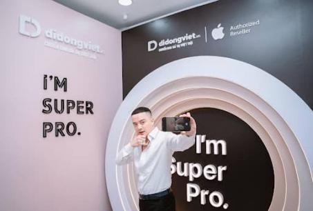 Lý do ca sĩ Cao Thái Sơn hào phóng chấm Di Động Việt 10 điểm khi đến mua iPhone 16 Pro Max
