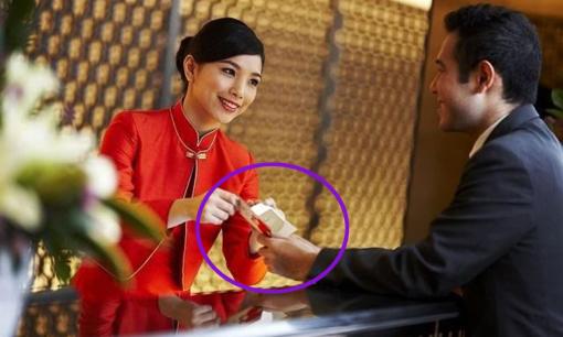 Tại sao nhân viên trẻ đẹp sẵn lòng làm lễ tân ở khách sạn dù lương không cao?