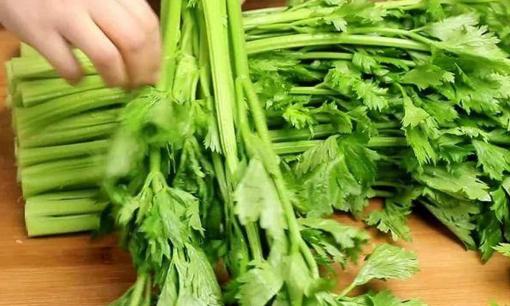 Tại sao bạn không thể ăn lá cần tây mềm? Nó không bổ dưỡng hay nó thực sự không ăn được?