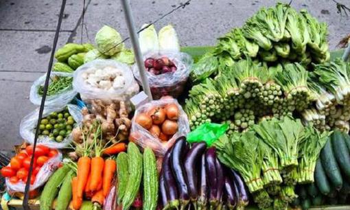 Vì sao giới trẻ thích đi siêu thị mua đồ ăn thay vì mua đồ ăn của người già trên đường? Lý do quá thực tế