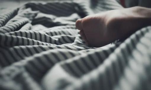 Chuột rút ở chân đột ngột khi ngủ, đây có phải dấu hiệu thiếu canxi? Điều này liên quan đến 4 bệnh các bạn hãy chú ý hơn nhé 