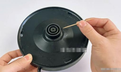 Nhét một chiếc tăm vào ấm điện hóa ra nó có tác dụng mạnh mẽ như vậy! Bạn có thể tiết kiệm hàng trăm đô la mỗi năm nếu biết cách làm