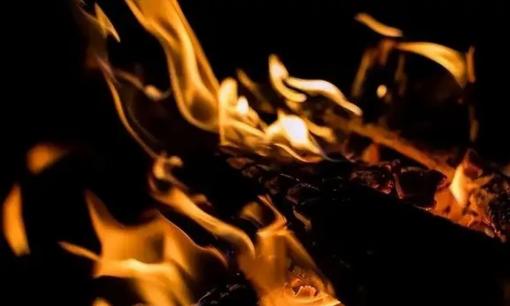 Sau khi người thân qua đời, tại sao lại đốt quần áo? Không phải mê tín mà có cơ sở khoa học 