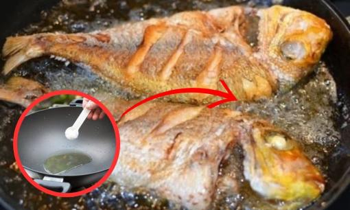 Thêm thứ này vào chảo rán, cá vàng giòn, không bắn dầu, không sát chảo
