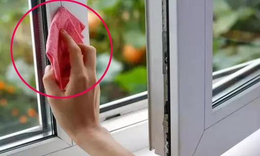 Khi lau kính, đừng lau bằng nước. Tôi sẽ dạy bạn một mẹo đơn giản để giữ cho kính luôn sạch và trong suốt