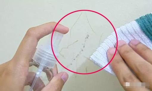 Nếu tường trắng nhà bạn bị bẩn, đừng lau bằng nước. Đây là mẹo làm sạch từ công ty vệ sinh, tường sẽ trắng lại như mới