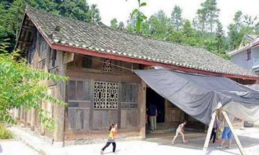 Bí ẩn ngôi nhà cổ 'lụp xụp' bất ngờ được giới thượng lưu tranh nhau mua, cọc 22 căn nhà đổi lấy 8 khúc gỗ cũng không đến lượt