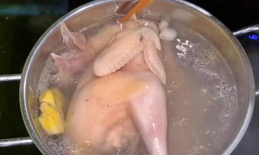 Luộc thịt gà nên luộc nước lạnh hay nước sôi? Nhiều người không biết vẫn mắc sai lầm