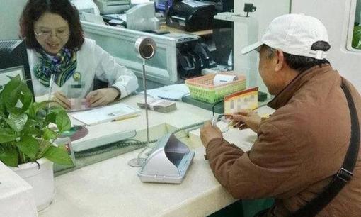 Khi bố mẹ qua đời, làm sao để rút tiền trong sổ tiết kiệm? Nhân viên ngân hàng chỉ cách rút tiền hiệu quả, không mất thời gian