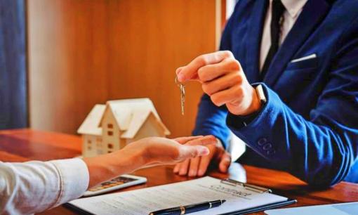 Sang tên sổ đỏ cho con năm 2025 nên cho tặng hay để thừa kế? Trường hợp nào mới là tốt nhất?