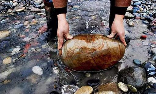 Kỳ lạ: Ngôi làng người dân đi hặt bừa đá cuội cũng thành tỷ phú