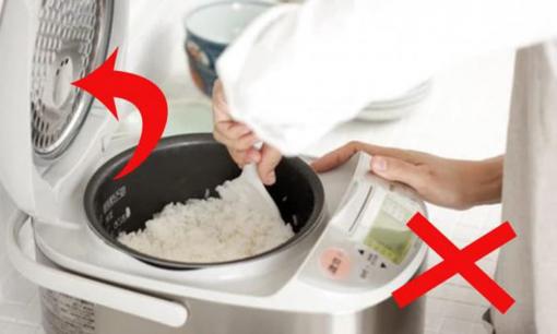 Cơm vừa nấu chín đừng vội mở nắp, làm thêm thao tác này giúp cơm chín đều, thơm ngon hơn