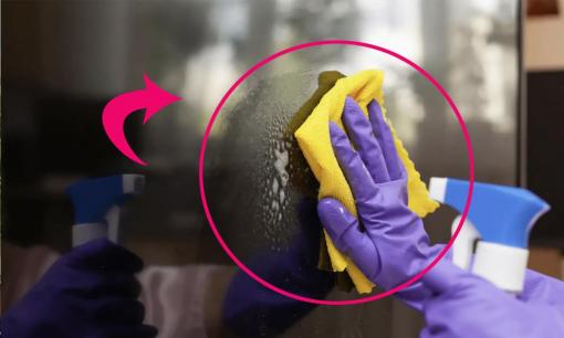 Vệ sinh tivi đón Tết đừng chỉ mỗi lau không, thêm một mẹo nhỏ, không bị hỏng màn hình và hằn vết vân tay! 