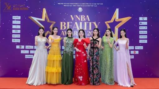 Chủ tịch HĐQT Đặng Thị Xuân Hương được vinh danh “Chuyên gia làm đẹp có tầm ảnh hưởng”