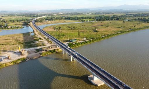 Đây là cầu duy nhất bắc qua hai dòng sông ở Việt Nam với tổng chi phí xây dựng khoảng 1.317 tỷ đồng